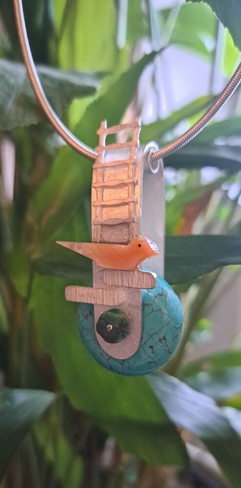 Hanger met een miniatuur brug, vogeltje van agaat en een ronde turkoois steen