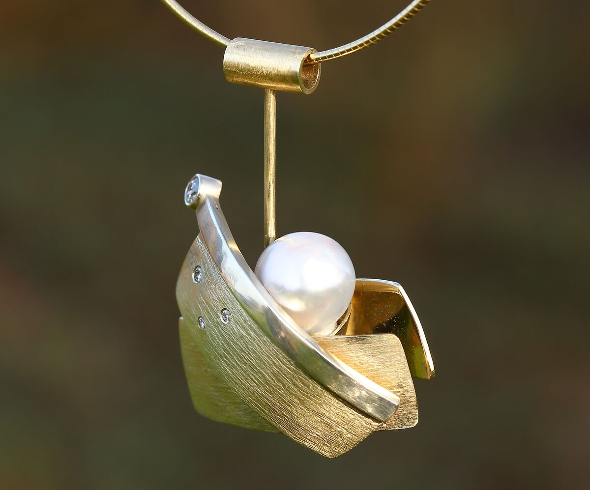 Gouden hanger met een parel en kleine diamantjes in een organische vorm